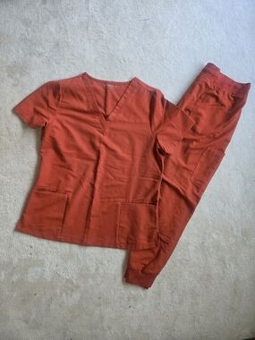 Mandala Scrub Set in Rust - L Top, L Petite Pant